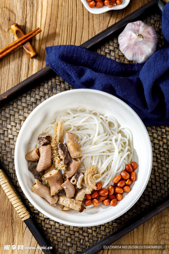 美味鸡肉米线 