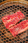 烤架上的鲜嫩牛肉
