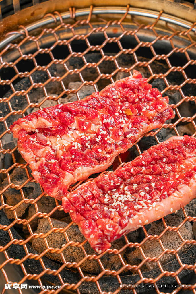 烤架上的鲜嫩牛肉