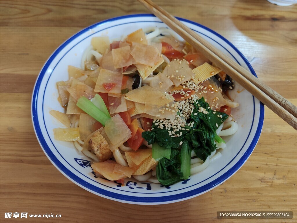 美味炒面配青菜