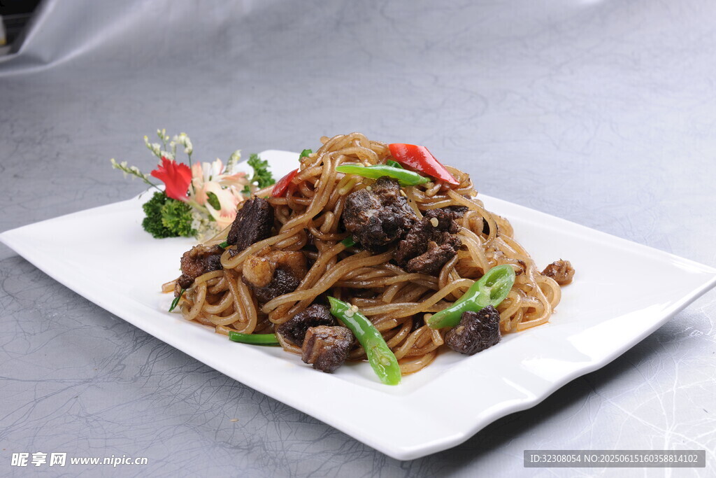 美味炒面配牛肉蔬菜