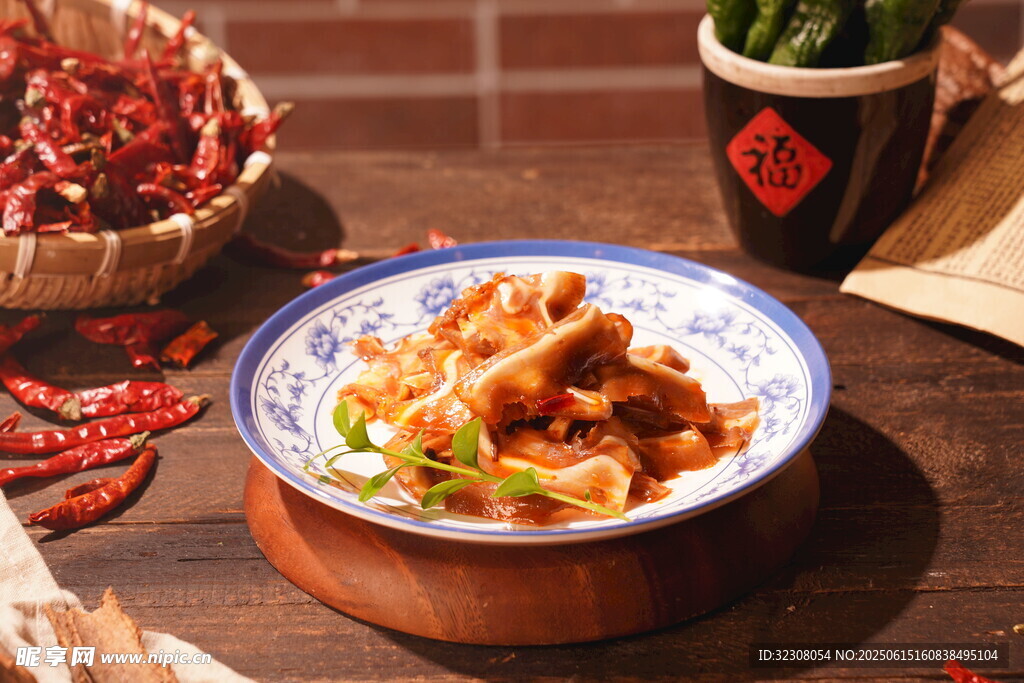 美味中式菜肴摆于木桌