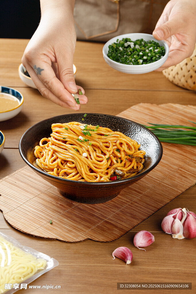 美味拌面制作瞬间