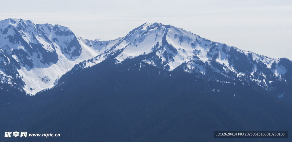 巍峨雪山壮丽景致
