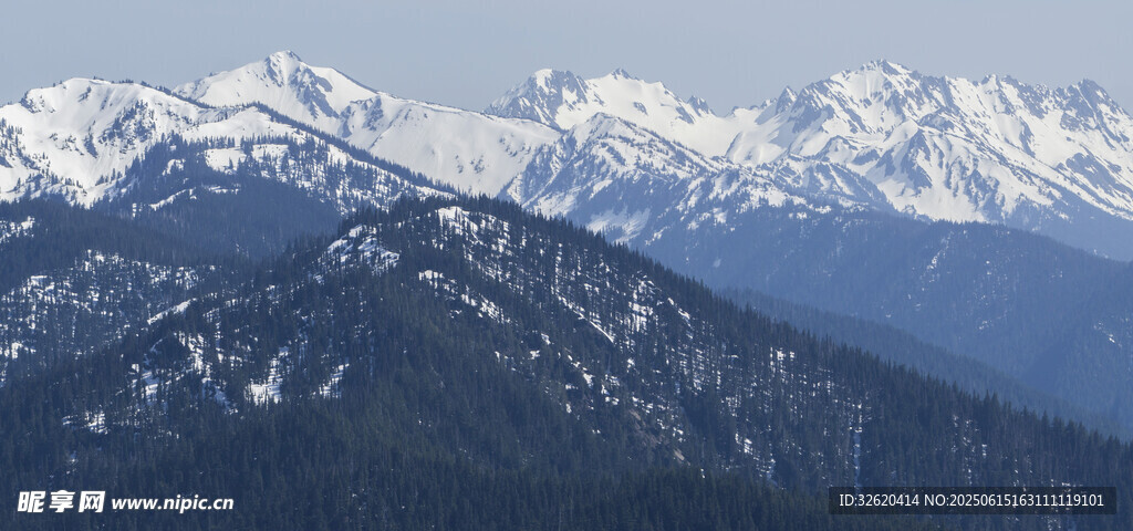 雪山连绵的壮丽山景