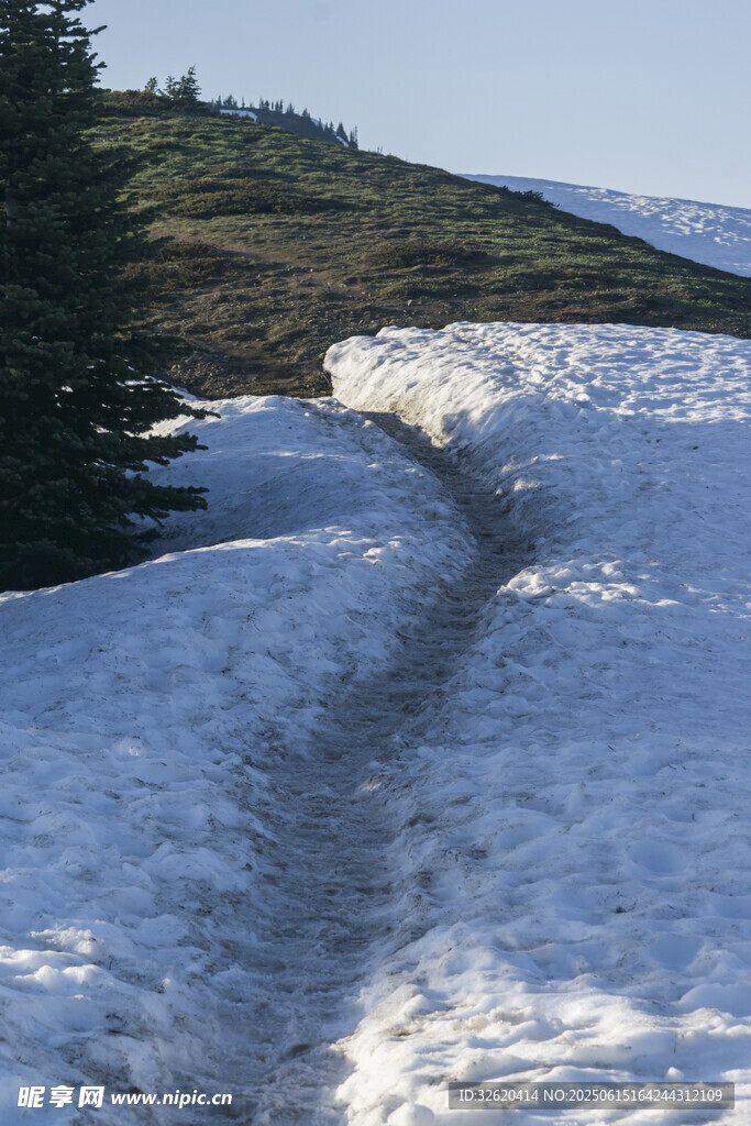 雪中山间小径