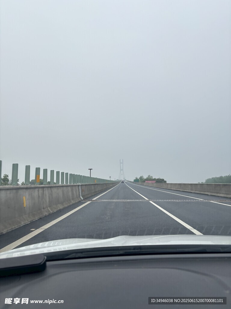 行驶在宽阔公路的车内视角