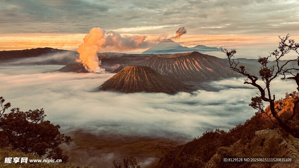 日出云海中的壮丽火山景观