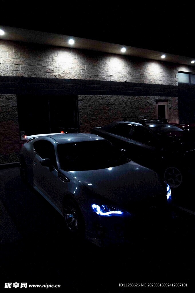 夜间停车场中的车辆
