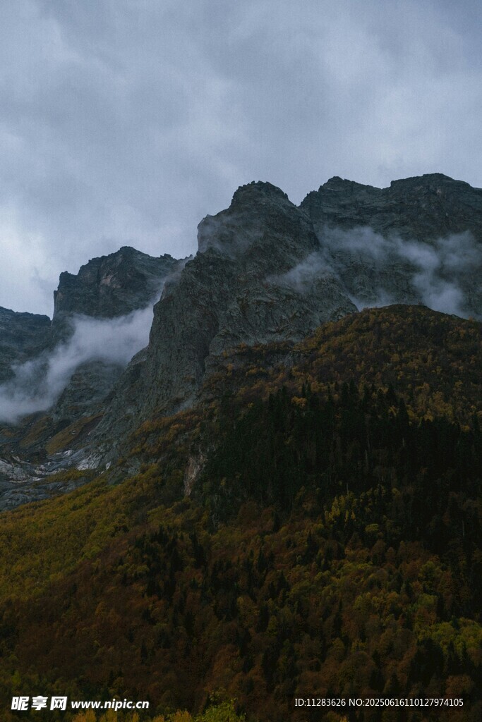 云雾缭绕的壮美山峦