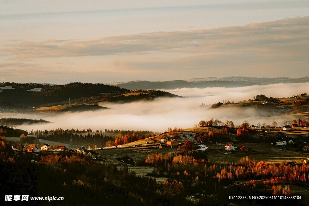 山间晨雾中的多彩秋景