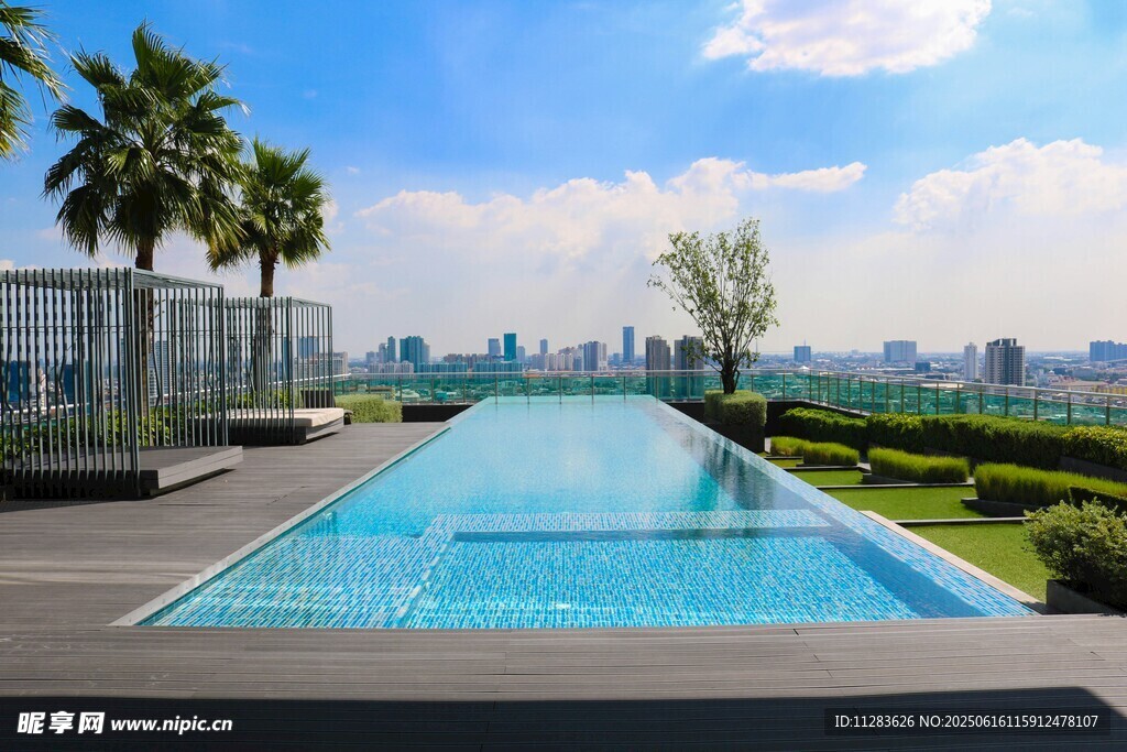 城市中的露天景观泳池