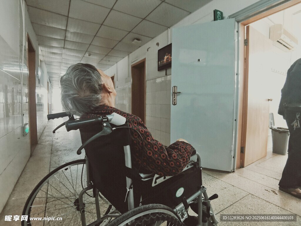 坐轮椅老人在医院走廊