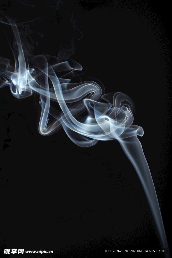 黑色背景下的曼妙烟雾