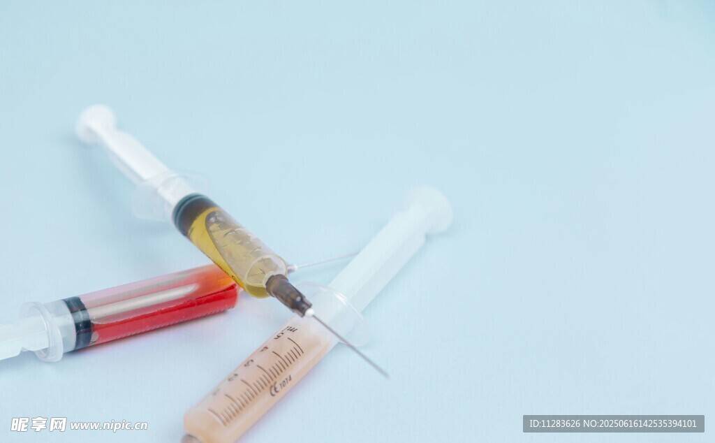 医用注射器与药液展示