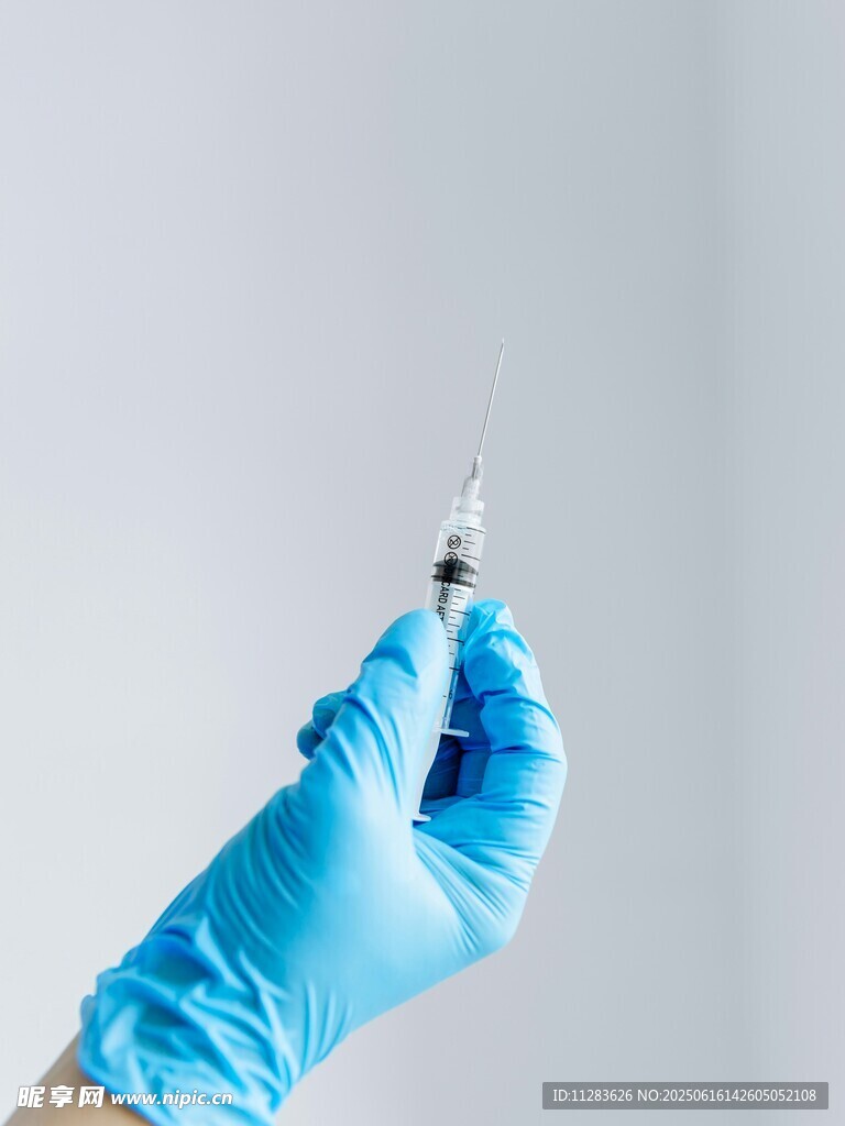 戴手套手持注射器
