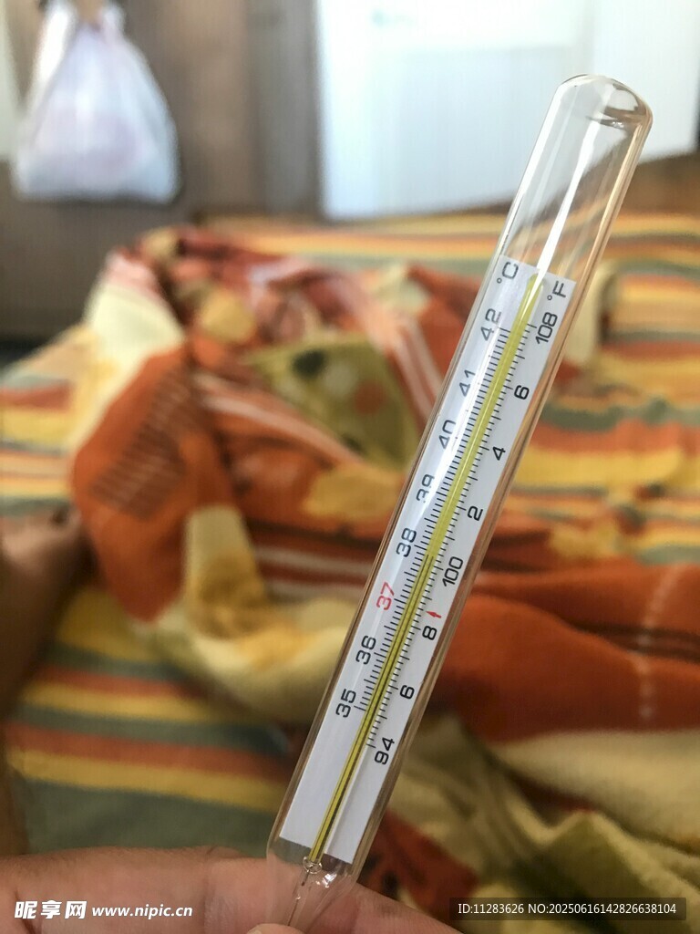 手持体温计测量体温场景