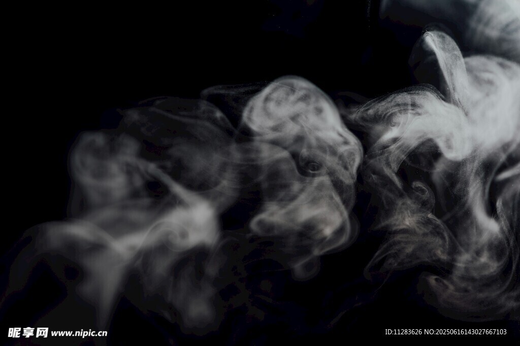 黑色背景下的缭绕烟雾