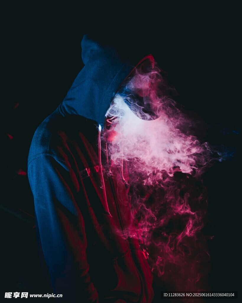 彩色烟雾中的神秘身影