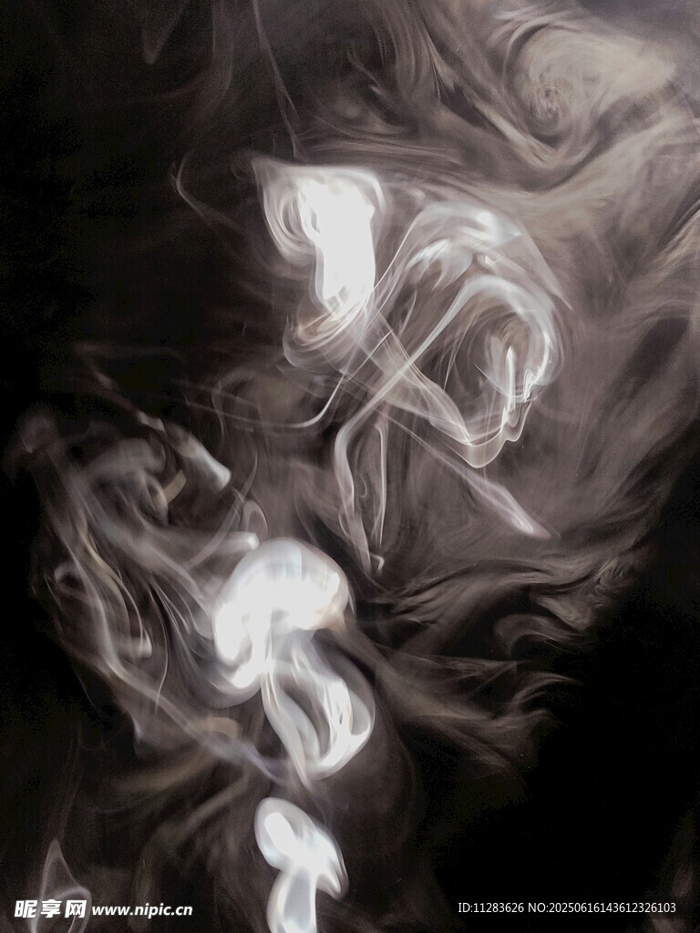 黑色背景中的缥缈烟雾
