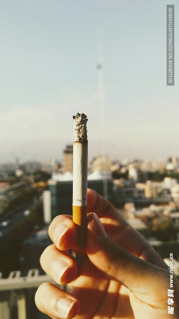 手持香烟俯瞰城市景象