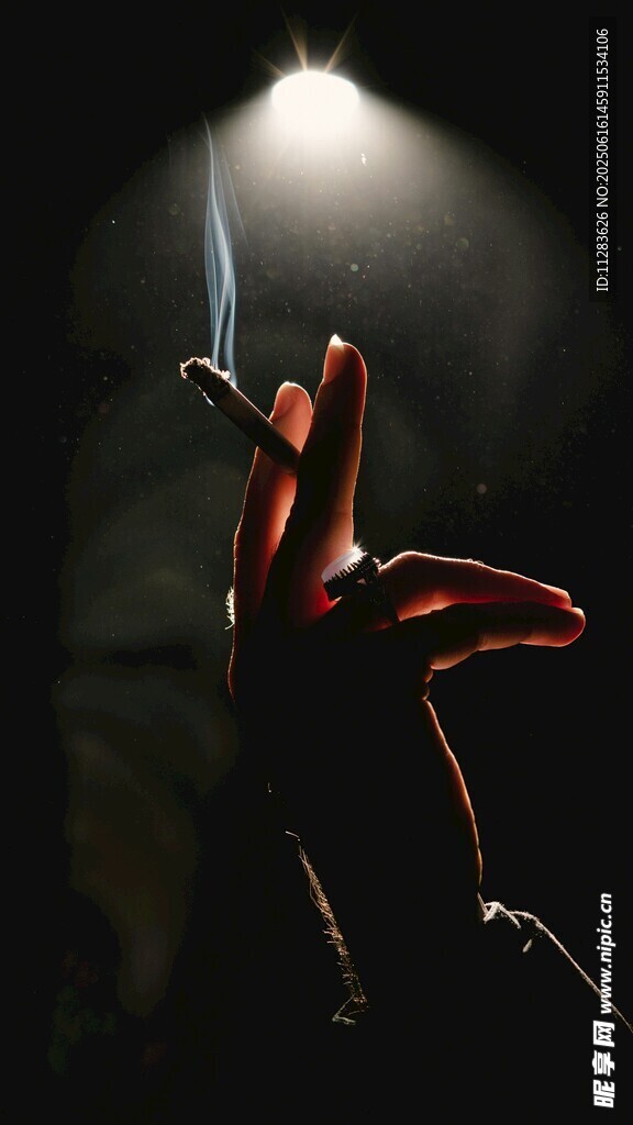 黑暗中手与香烟的光影
