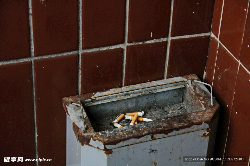 老旧烟灰缸内堆满烟头