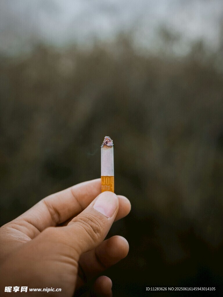 手持香烟特写