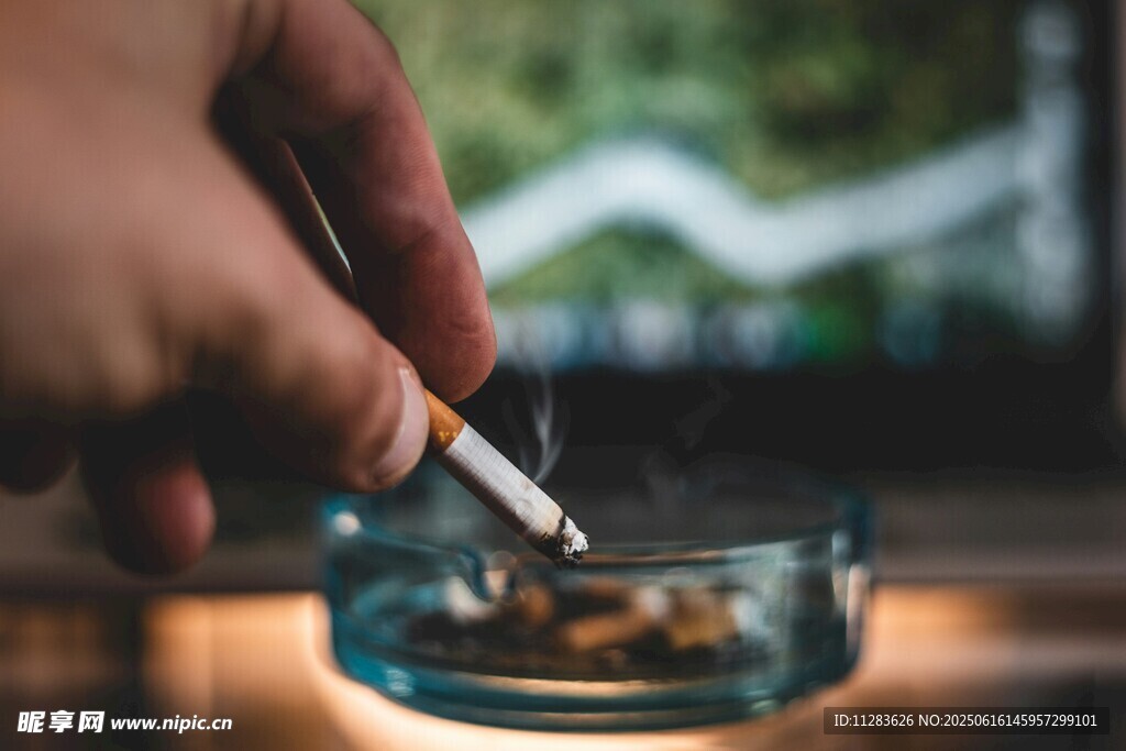 手在烟灰缸中处理香烟