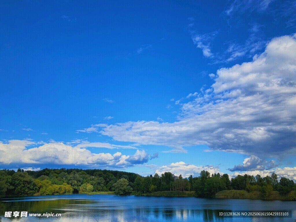 湖畔蓝天美景