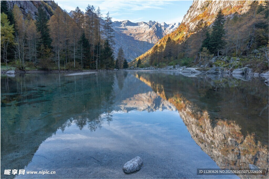 山间清澈湖水的美丽景致