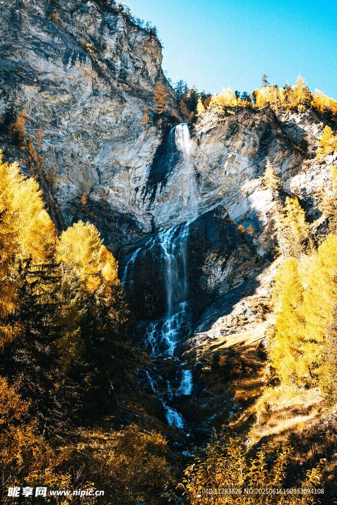 山间壮丽瀑布与秋日美景