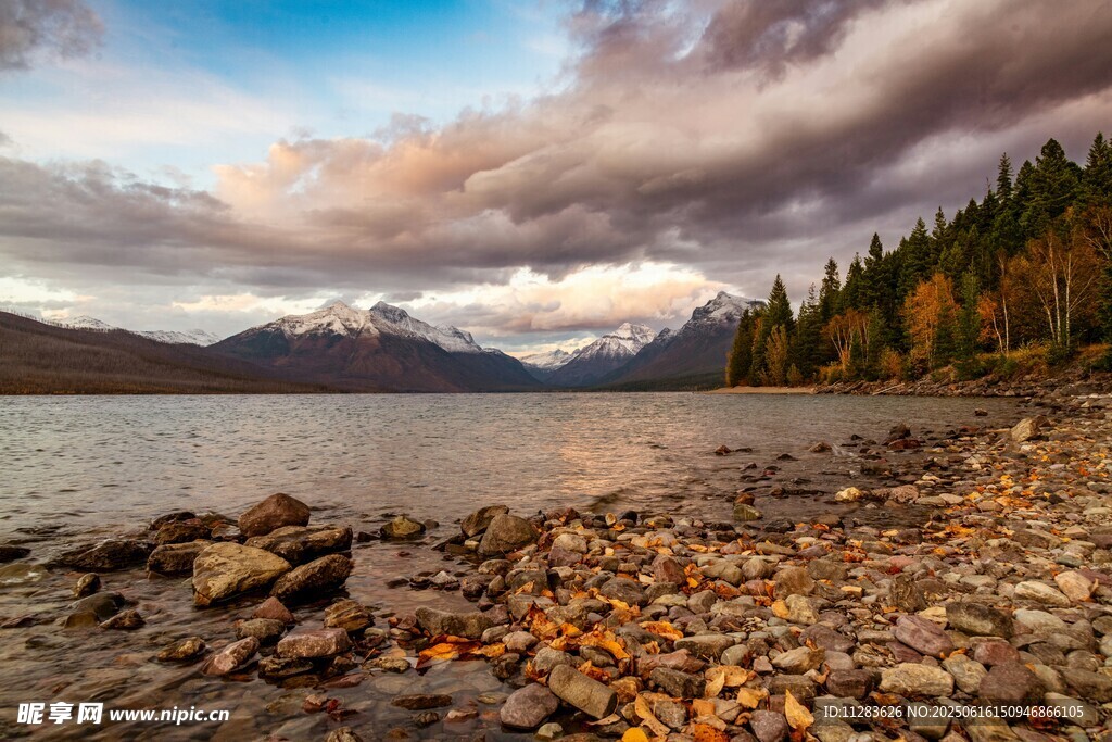 湖畔秋景