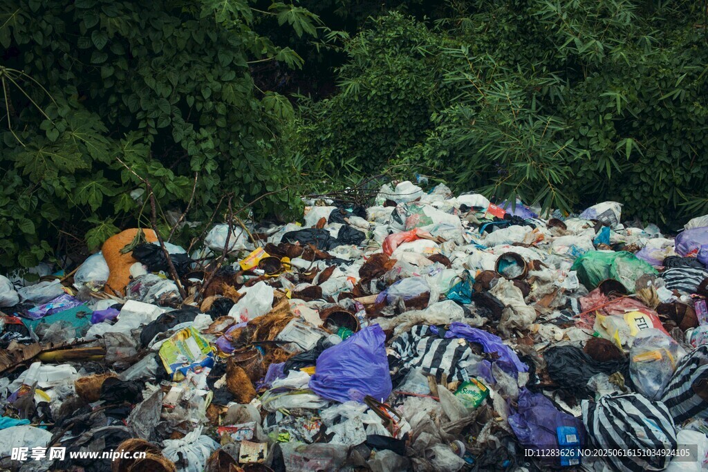 垃圾堆积成山的污染场景