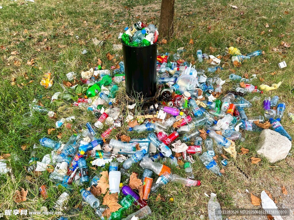 垃圾遍地的脏乱户外场景