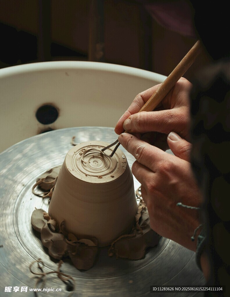 手工陶艺制作瞬间