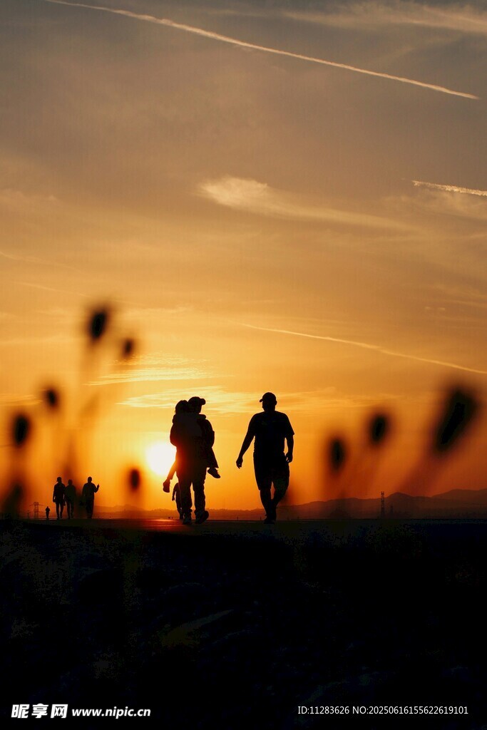 夕阳下的徒步旅行者