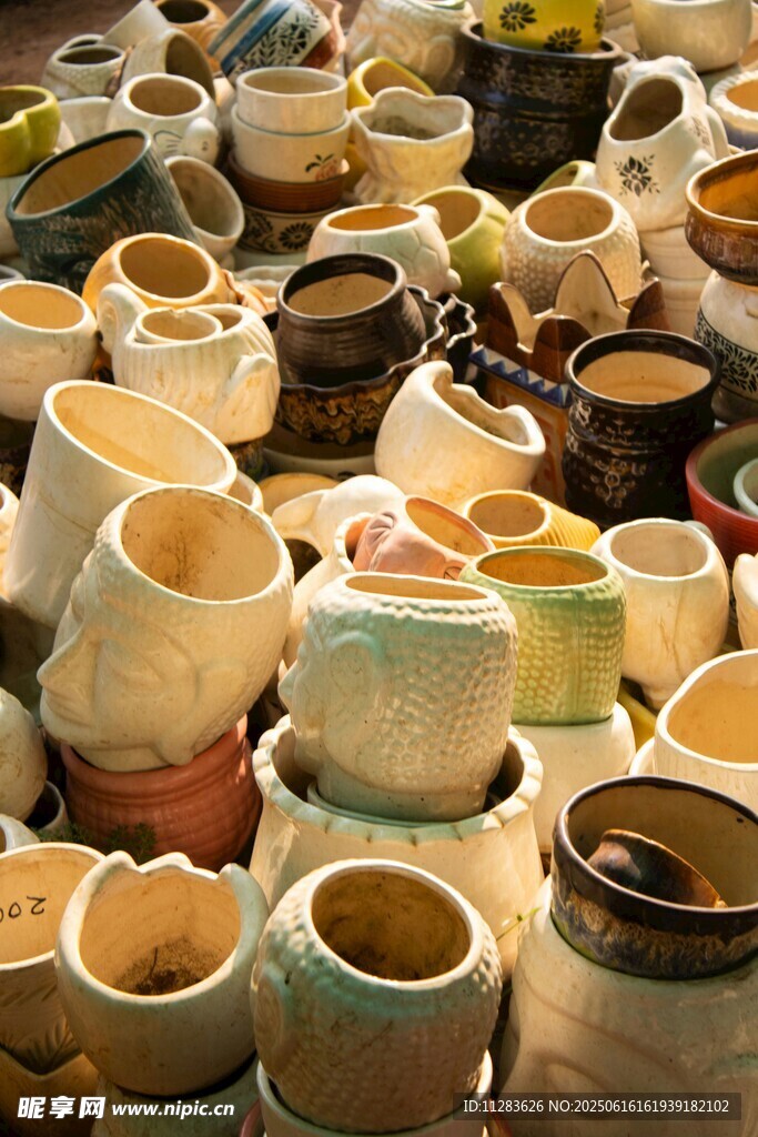 多彩陶艺作品堆叠展示