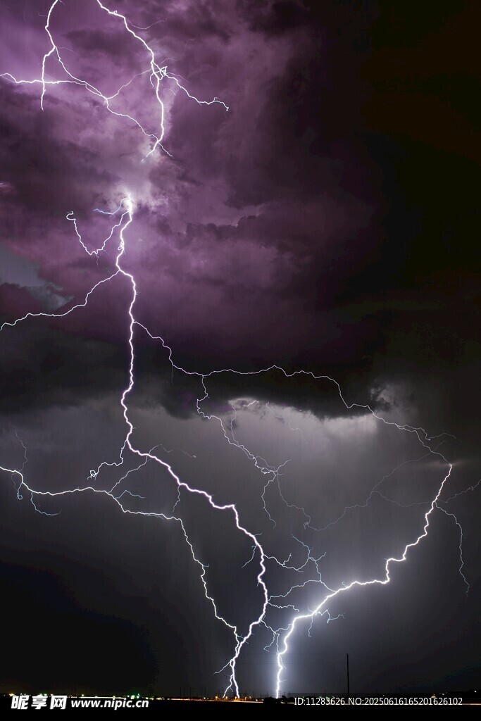 震撼闪电划破夜空景象