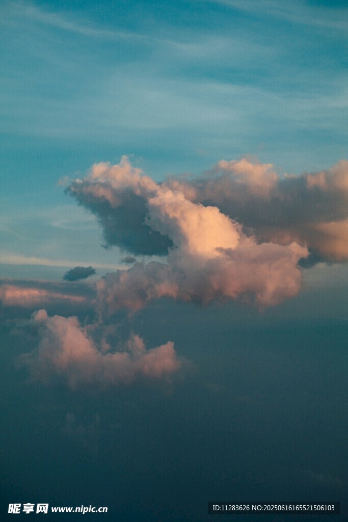 梦幻天空中的绚丽云朵