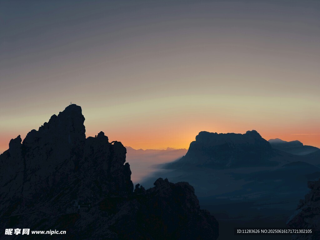 日出时的壮丽山景