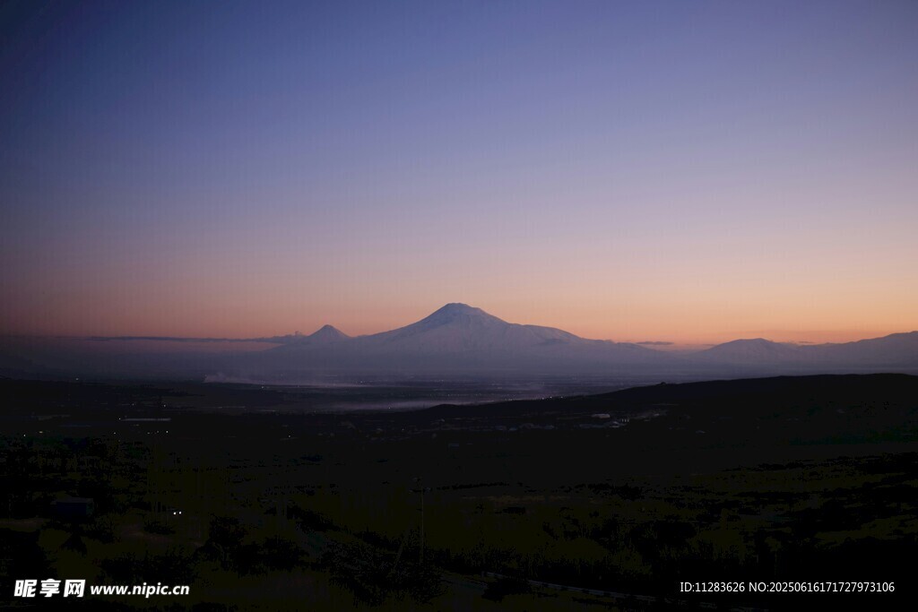 黄昏下的远山美景
