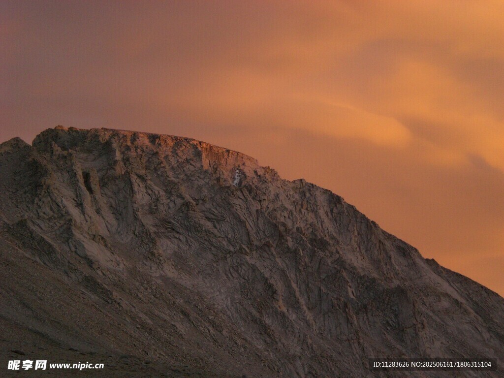 夕阳下的巍峨山峰