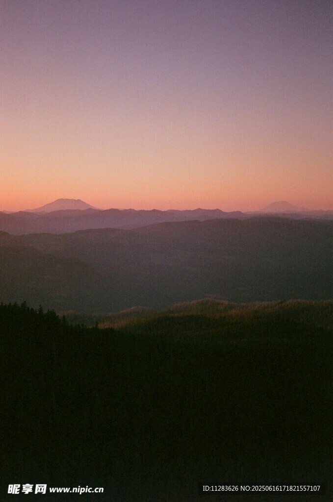 黄昏山峦间的朦胧美景