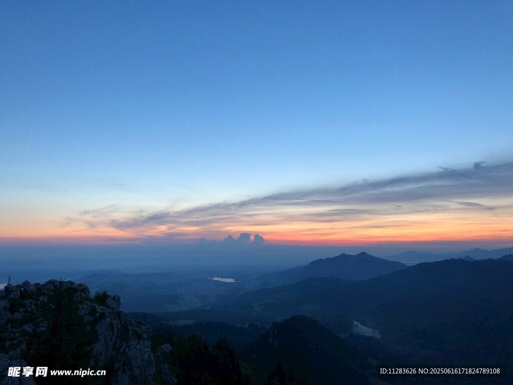 山顶壮丽日出景观