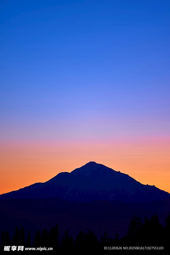 日落时分的山峰剪影