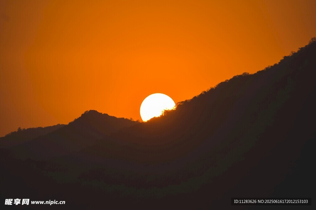 夕阳映山景