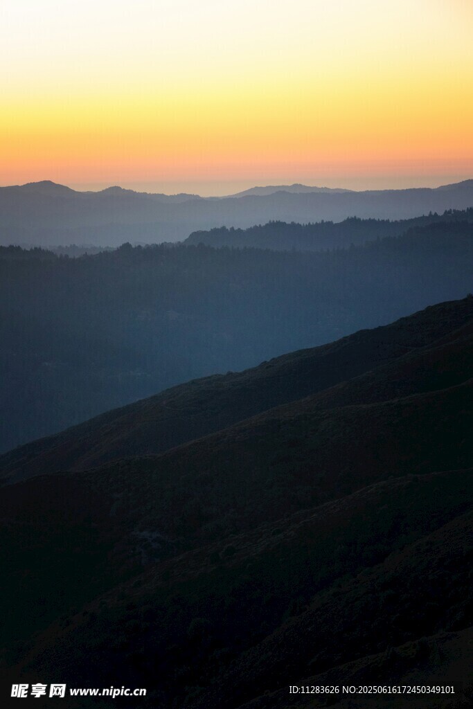 日暮下的山峦美景