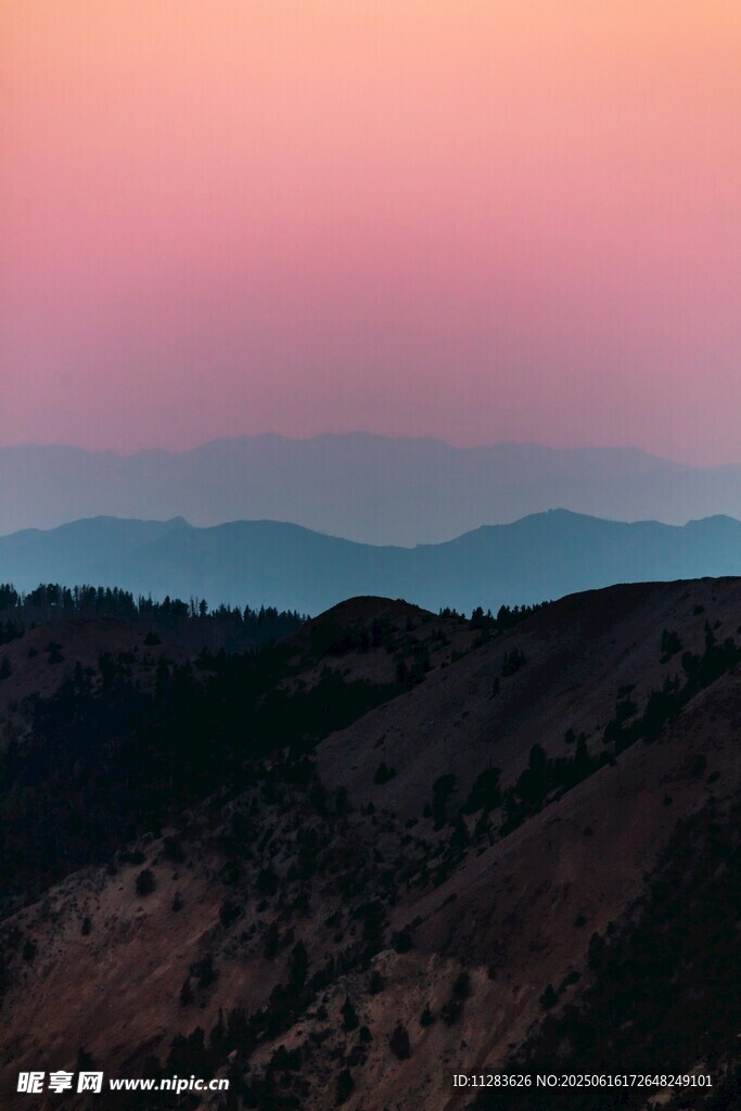 黄昏下的山峦美景