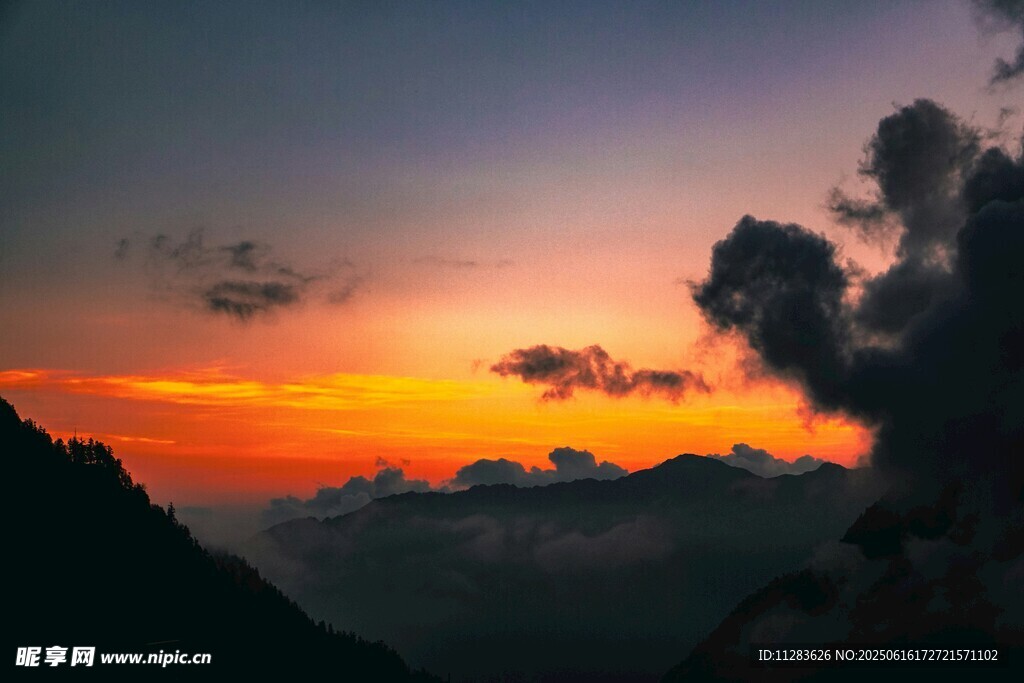山间壮丽日落美景